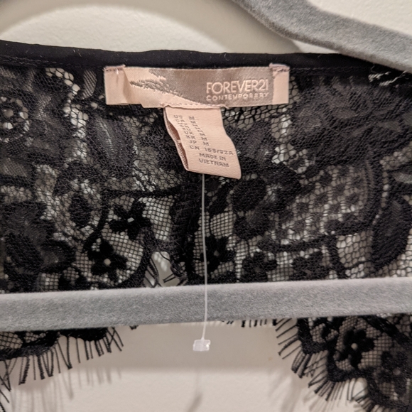 Beautiful Wrap top with lace! New - Picture 3 of 5